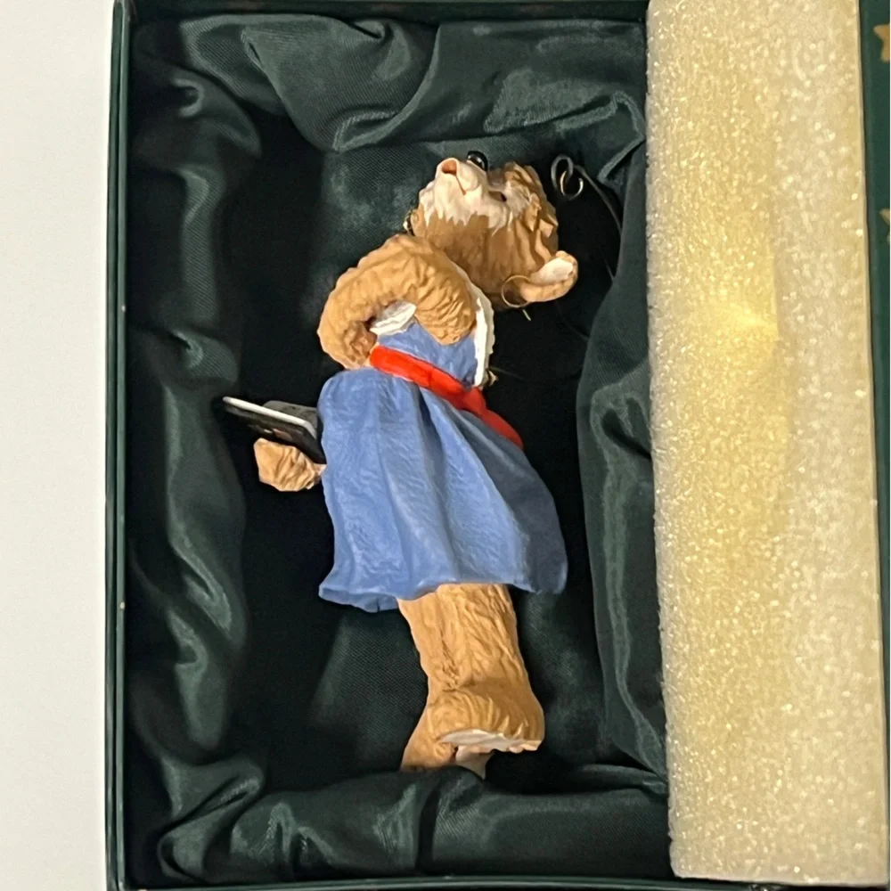 1997 Teddy Bear Family DOROTHY #1 in Series DONNA LEE Christmas Ornament DL3